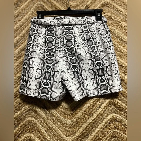 Express Women's Snake Print Stretch Shortie High Rise Belt Shorts,Size 00 - Picture 2 of 8